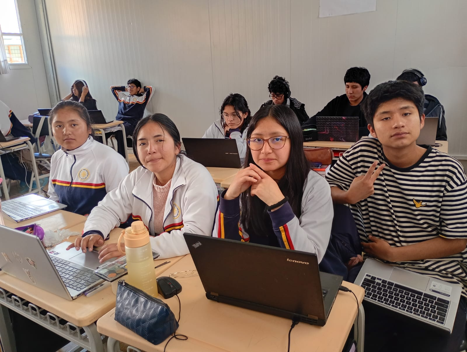 Estudiantes del COAR Cusco trabajando con computadoras en el aula