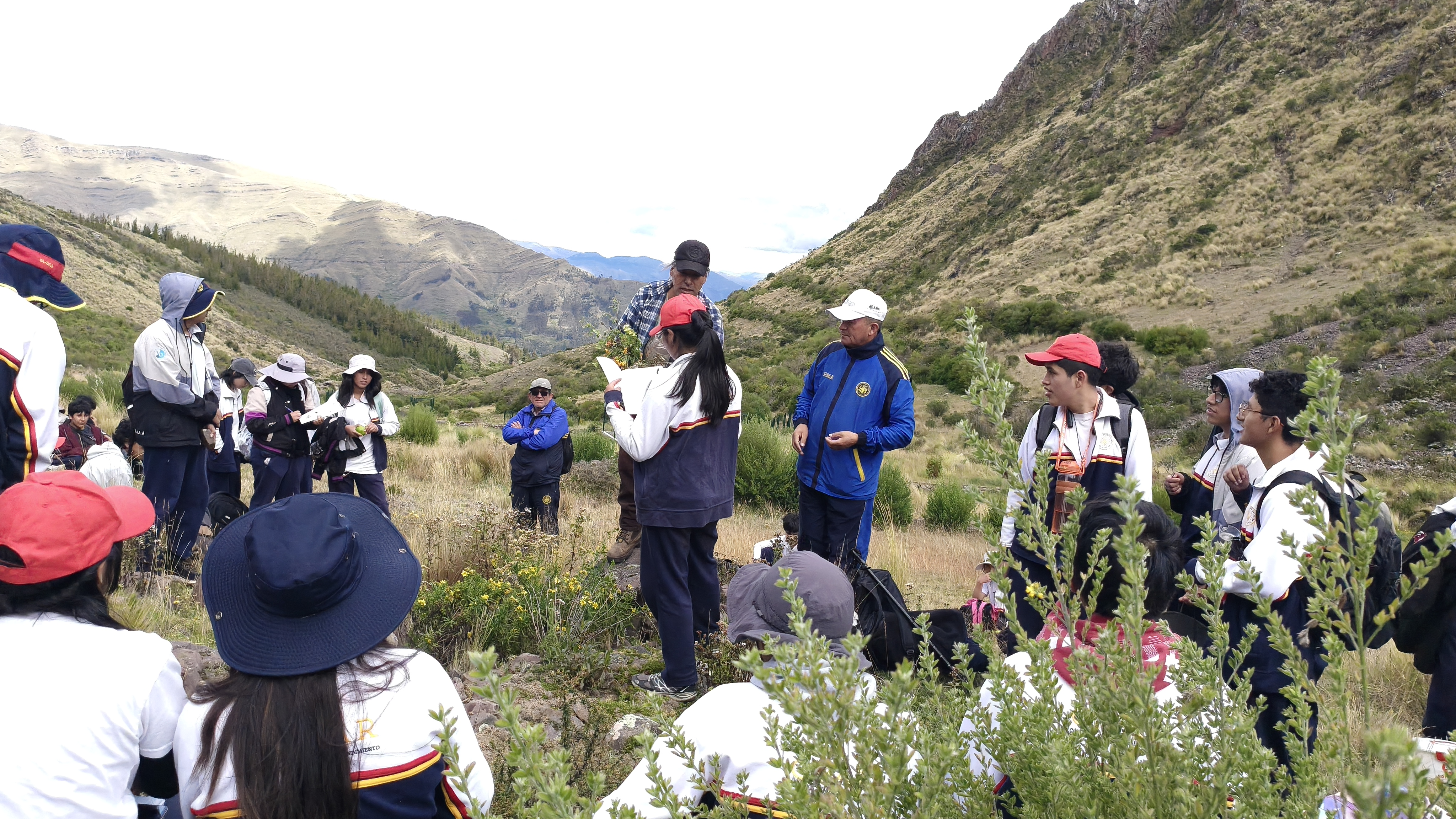 Estudiantes del COAR Cusco participando en una actividad educativa de campo en el paisaje andino